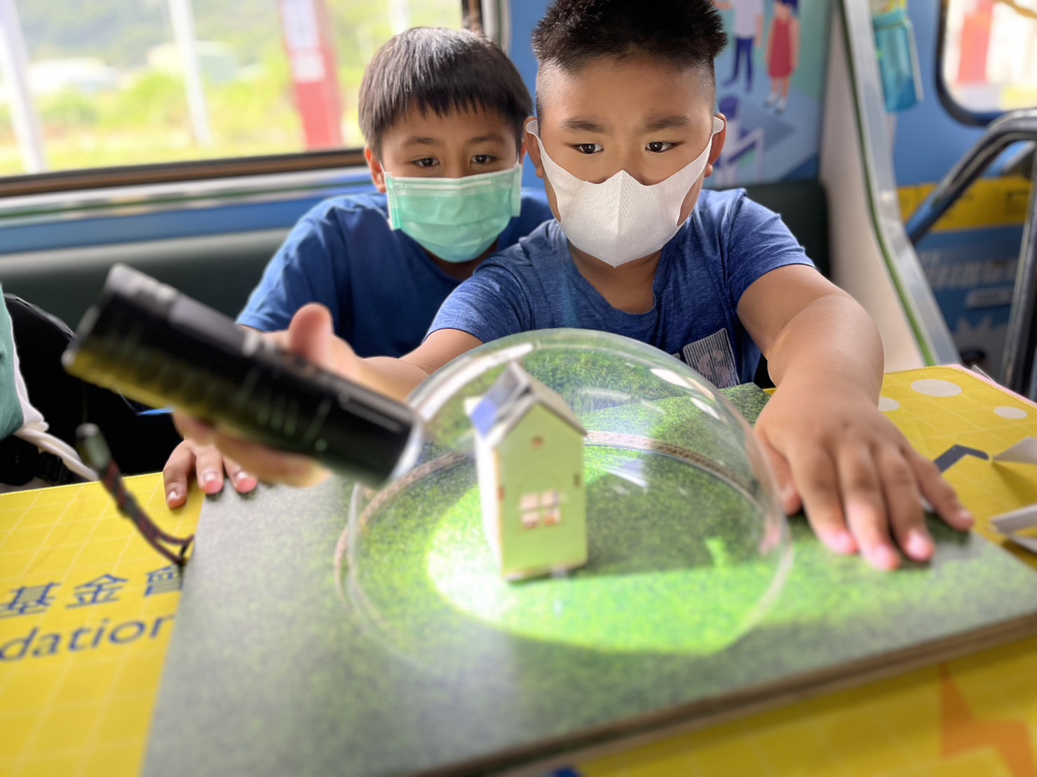 南宫·28WD參與基礎科學主題車廂，以STEAM教學精神，設計「逐日科學家」、「太陽能工程師」以及「淨零建築師」三大能源科普課程和實驗